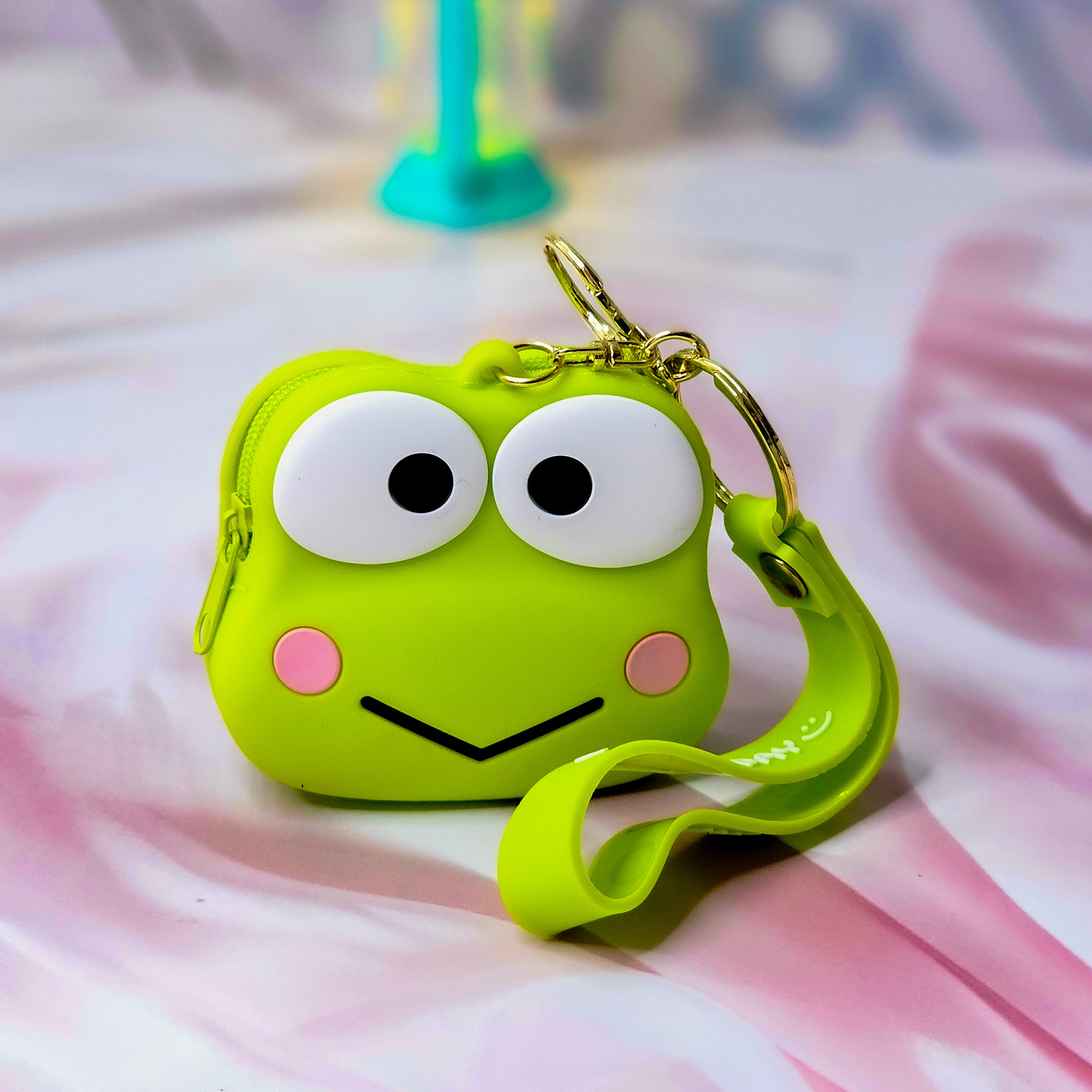 Durable silicone Tom character coin purse and keychain, a unique accessory for kids' bags or keys, combining style and utility. www.usmile.com